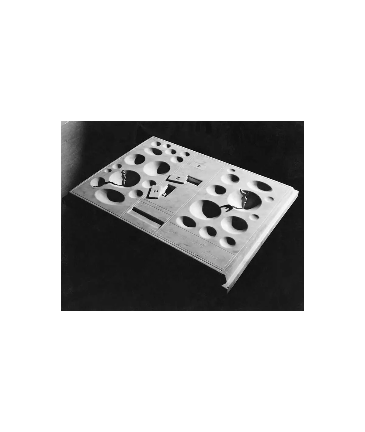 manray|Man Ray photo / TELIMAGE|“On ne joue plus” by Giacometti||Photographies