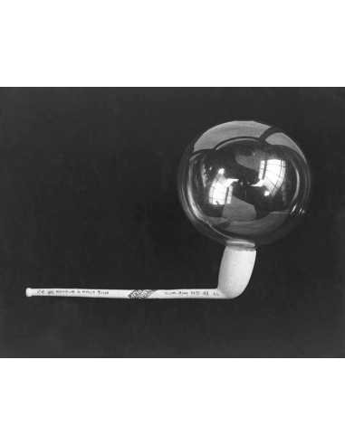 Ce qui manque à nous tous pipe avec une bulle sur le fourneau Ce qu...