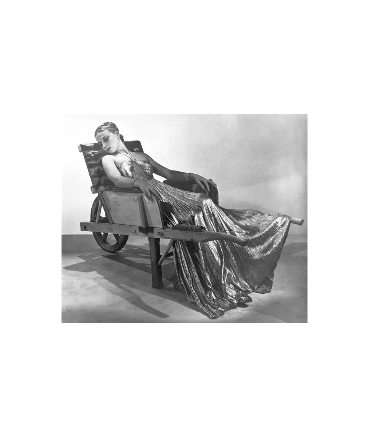 manray|Man Ray photo / TELIMAGE|Robe de Madeleine Vionnet, brouette d'Oscar Dominguez||Mode