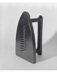 Cadeau reédition - fer a repasser dont la semelle est hérissée de c...