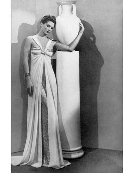 Hattie Carnegie portant une robe de Vionnet modèle portant une long...