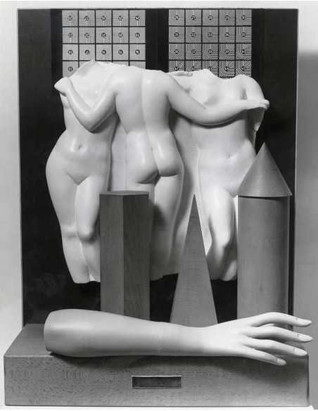 Mire Universelle ou Target trois statues de dos et face sans tête d...