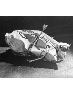 Enigme 2 objet emballé dans du papier avec de la ficelle Enigme 2