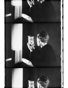 L'Étoile de Mer extrait du film de Man Ray - homme regardant une ét...