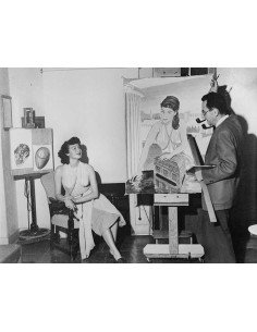 Man Ray et Ava Gardner peintre devant sa toile regardant son modèle...