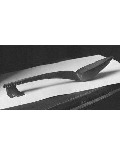 De la hauteur d’un petit soulier faisant corps avec elle (Slipper s...