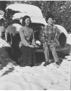 Dorothea Tanning et Juliet Femmes assise sur pare choc avant d'une ...