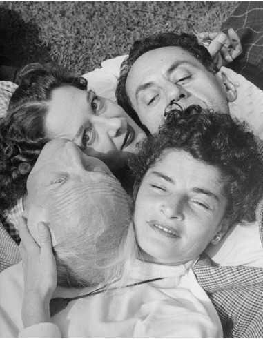 Dorothea Tanning, Man Ray, Max Ernst et Juliet Groupe allongé, tête...