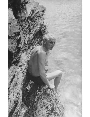 Max Ernst à la mer En maillot de bain, assis sur un rocher, à la me...