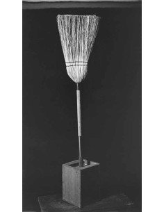 Ballet Français objet - balai planté dans un piédestal jeu de mot s...