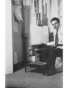 Man Ray peintre Man Ray assis devant son chevalet, crayon à la main...