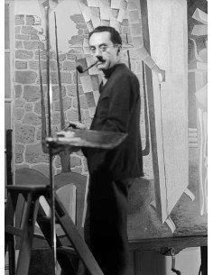 Man Ray peintre Man Ray peignant le tableau "Le Beau Temps", debout...