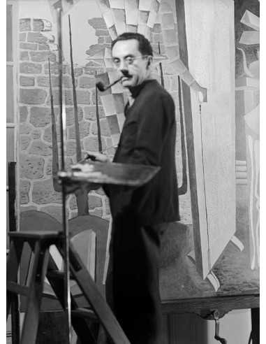 Man Ray peintre Man Ray peignant le tableau "Le Beau Temps", debout...