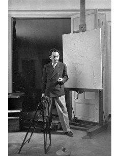 Man Ray peintre Man Ray debout dans le studio à Antibes, devant un ...
