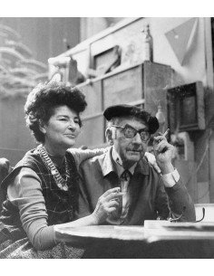 Man Ray et Juliet Man Ray fumant une cigarette, assis avec Juliet d...