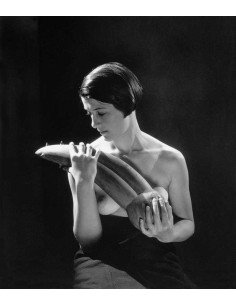 Objet désagréable (Giacometti) Modèle tenant dans ses mains une scu...