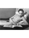 Meret Oppenheim, nue lisant femme nue couchée sur un lit et lisant ...
