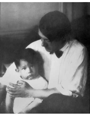 Pablo Picasso et son fils Paolo Pablo Picasso tenant son fils Paolo...