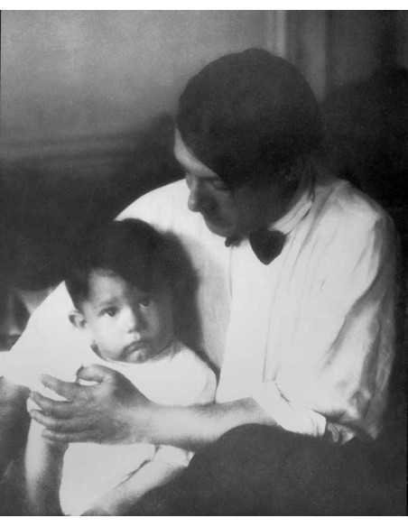 Pablo Picasso et son fils Paolo Pablo Picasso tenant son fils Paolo...