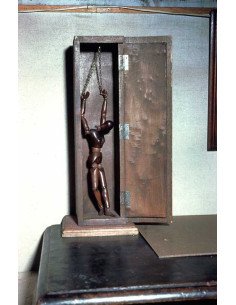 Vierge apprivoisée objet - mannequin de bois attachés bras en l'air...