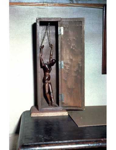 Vierge apprivoisée objet - mannequin de bois attachés bras en l'air...