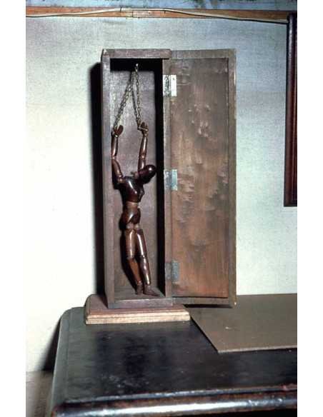 Vierge apprivoisée objet - mannequin de bois attachés bras en l'air...