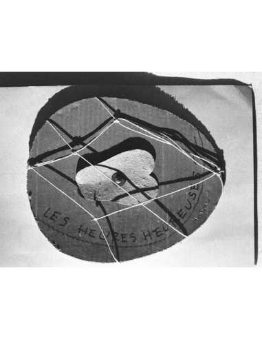 Les heures heureuses objet - assemblage d'un cœur ficellé dans assi...