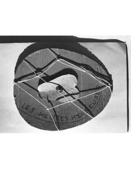 Les heures heureuses objet - assemblage d'un cœur ficellé dans assi...