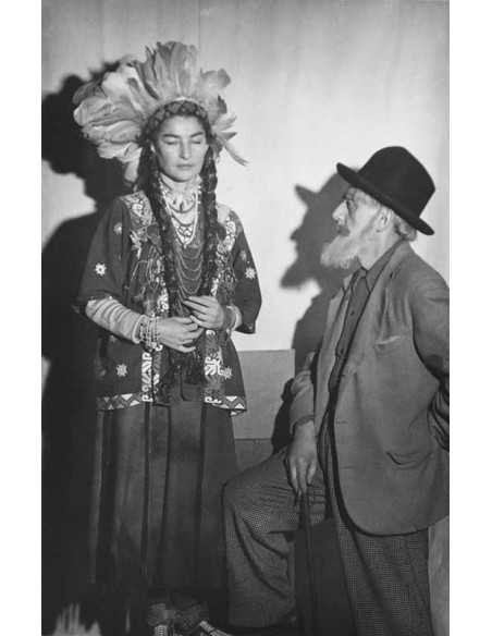 Man Ray et Juliet déguisés Man Ray avec barbe blanche et chapeau (W...