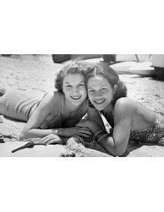Ady et Cécile Eluard allongées, souriantes, sur la plage Ady et Céc...