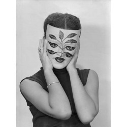 Jacqueline Brandford avec masque aux feuilles