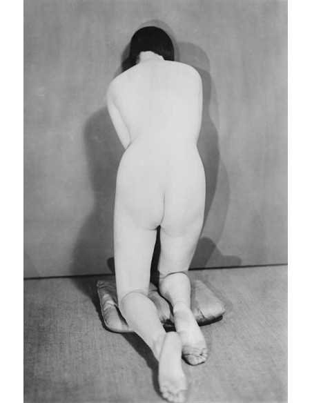 Sans titre (dos blanc) Nue féminin, dos blanc, à genou sur un couss...