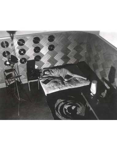 Lee Miller allongée femme allongée sur un lit, dans son appartement...