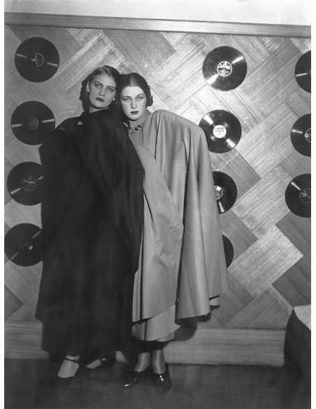 Lee Miller avec autre femme Lee Miller avec une autre femme, non id...