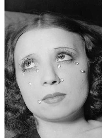 Larmes (visage entier) visage yeux ouverts avec larmes en plan larg...