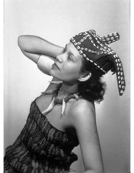 Ady "la mode au Congo" Ady de profil portant chapeau africain 2 cor...