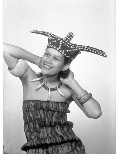 Ady "la mode au Congo" Ady de face, souriante, portant chapeau afri...