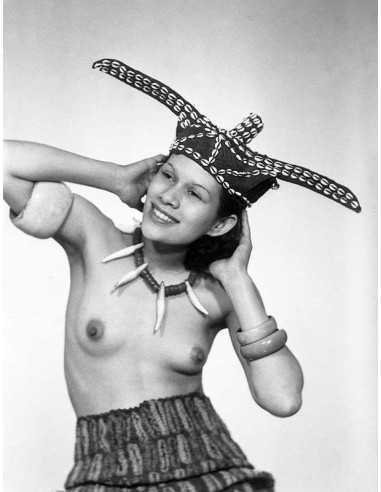 Ady "la mode au Congo" Ady torse nu de face, souriante, portant cha...