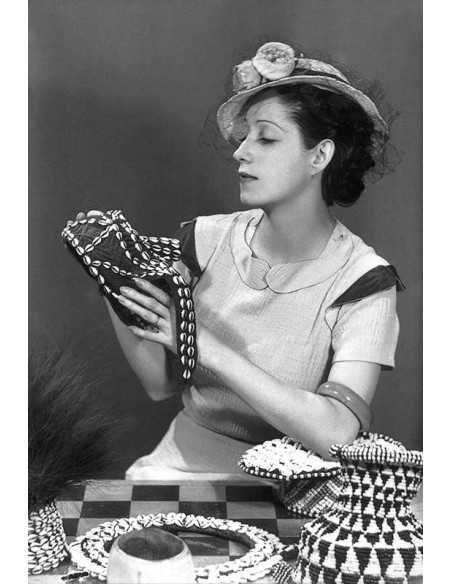 La mode au Congo Consuelo de Saint Exupéry de profil portant chapea...