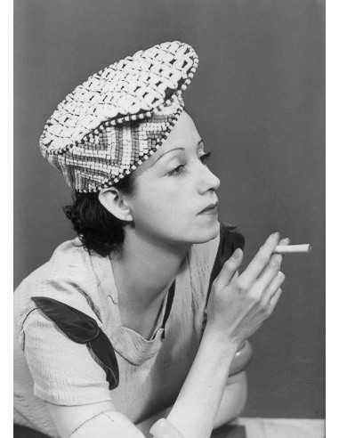 La mode au Congo Consuelo de Saint Exupéry de profil portant chapea...