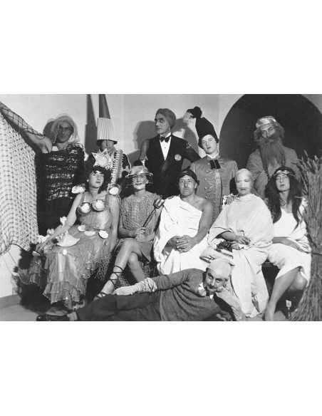 Bal au château du Vicomte de Noailles groupe de personnes déguisées...