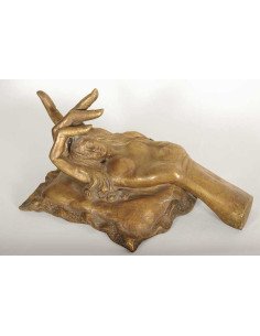 Belle main bronze figure de femme apparaissant dans paume d'une mai...