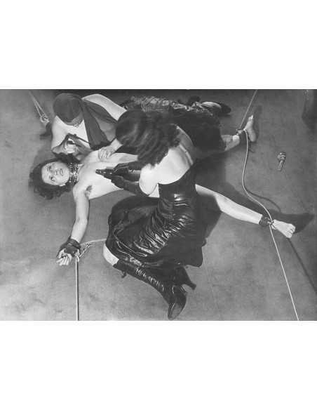 Les fantaisies de William Seabrook femme nue étendue à terre, liée ...