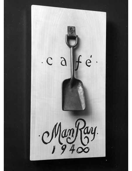 Café Man Ray Une petite pelle pour enfant sur un panneau, faisant o...