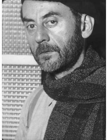 Man Ray barbe, écharpe Man Ray avec barbe et écharpe devant porte v...