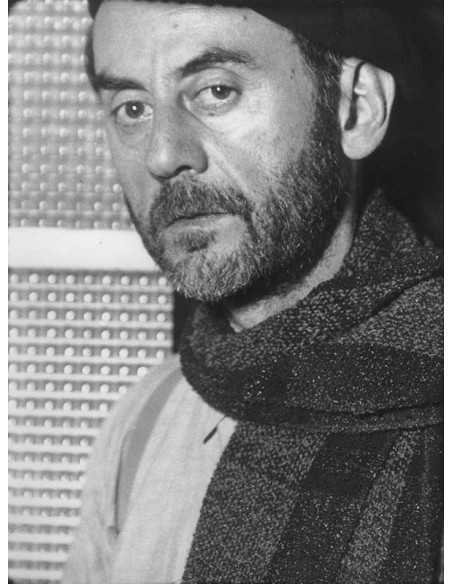 Man Ray barbe, écharpe Man Ray avec barbe et écharpe devant porte v...