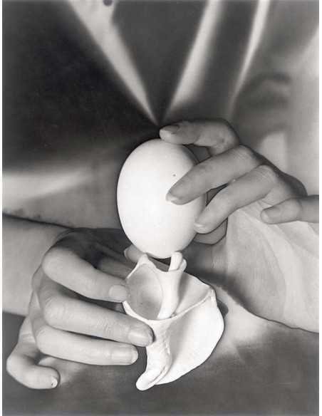 L'oeuf et le coquillage mains tenant œuf et coquillage - solarisati...