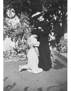 Man Ray et Juliet : Confession   Man Ray déguisé en prêtre avec un ...