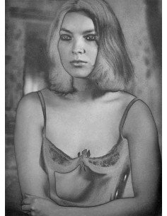 femme non identifiée portrait femme en buste, cheveux mi-long, en l...