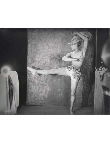Serge Lifar danseur des Ballets Russes, torse nu jambes en équerre ...